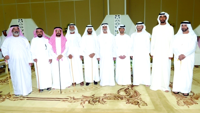 "نهيان بن مبارك والعريس وعدد من الحضور"