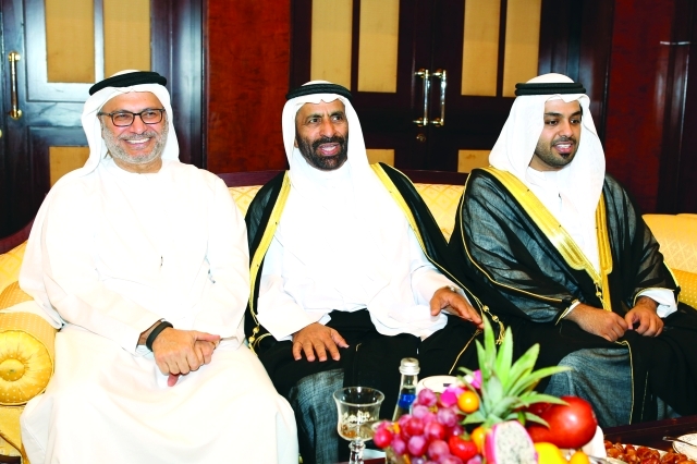 "أنور قرقاش والعريس ووالده"