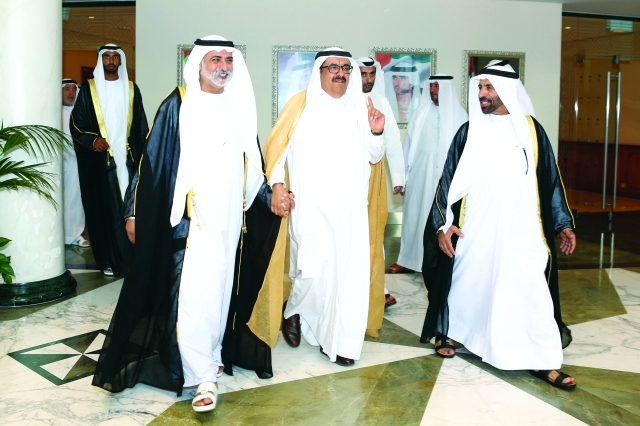 "حمدان بن راشد ونهيان بن مبارك وفي استقبالهما والد العريس"