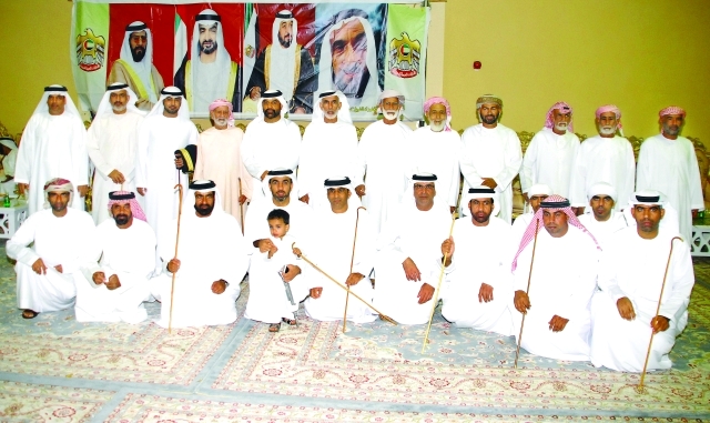 "أهالي العرسان والحضور"