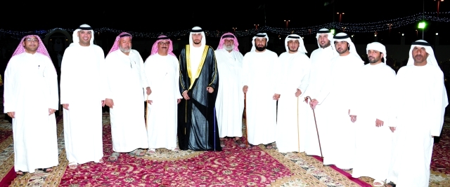 "جانب من كبار المدعوين مع العريس ووالده"