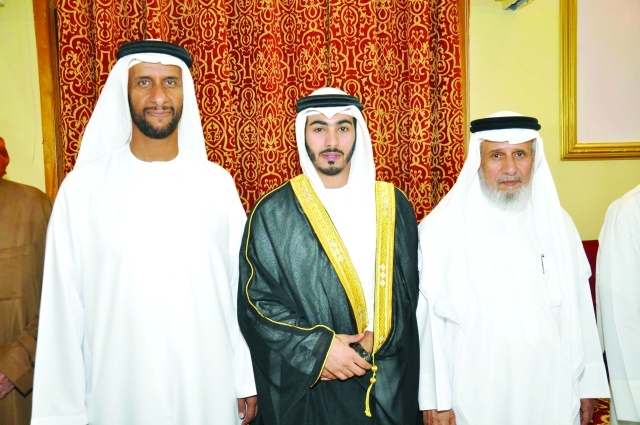 ".. ويتوسط والده وسعيد مبخوت العامري"