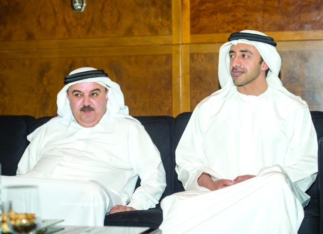 "عبدالله بن زايد مع والد العريس"