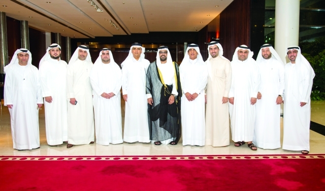 "العريس مع أخواله وأولادهم"