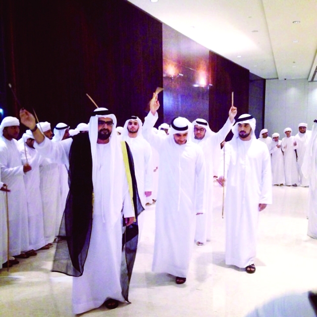 "العريس يشارك في تأدية اليولة"