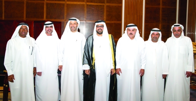 "يوسف السركال مع العريس وأسرته"
