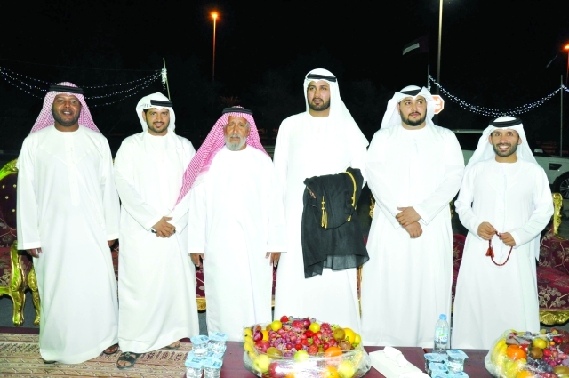 "العريس يتوسط راشد وعادل وأحمد ومانع وطارق"