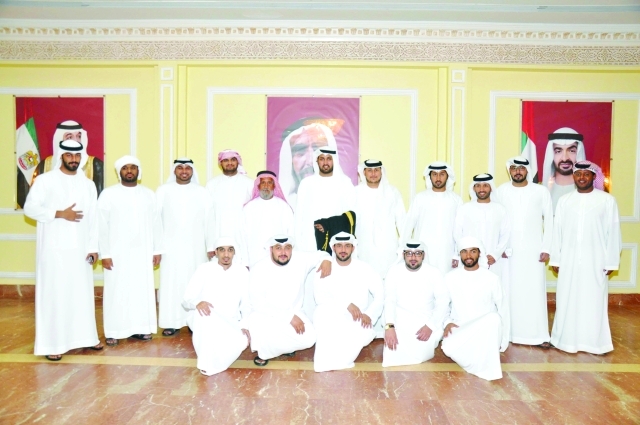 "العريس يتوسط الأهل والأقارب"