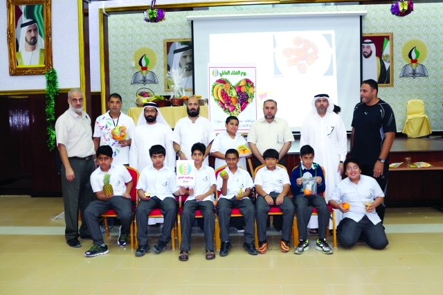"الهيئة الإدارية والتدريسية والطلاب المشاركون في الفعالية"