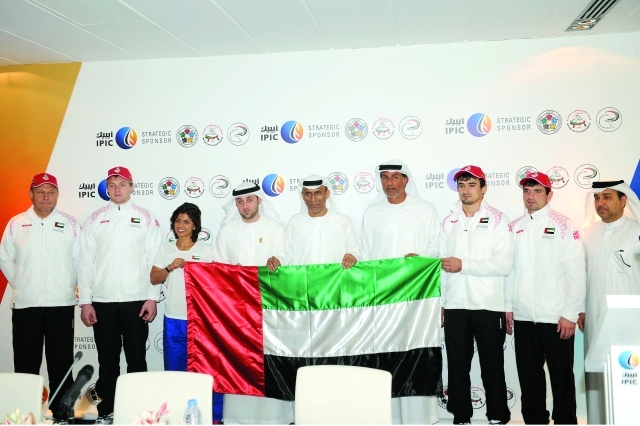 "بن ثعلوب يتوسط نجوم منتخب الامارات البيان"