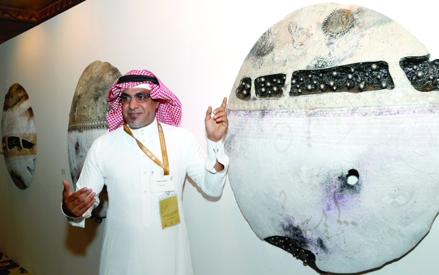 "أحد المشاركين متحدثاً عن أعماله الفنية"