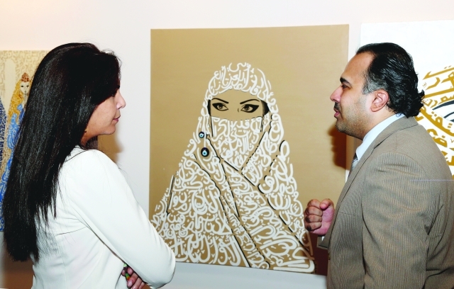 "نقاش فني حول المعروضات"