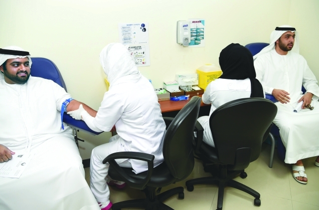 "وليا عهد الفجيرة وأم القيوين خلال إجراء الفحص الطبي"