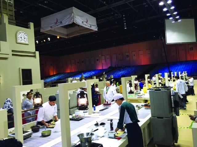 "عروض حيه لصنع الحلويات أمام زوار بطولة دبي للضيافة"