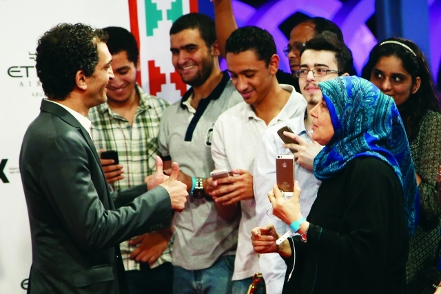 "عمرو واكد في حوار مع عدد من المتابعين"