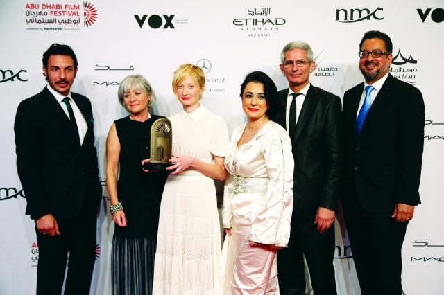 "مخرجة فيلم «العجائب» الإيطالية إليتسا تحمل جائزتها وسط أعضاء لجنة تحكيم مسابقة «آفاق جديدة» تصوير ــ مجدي إسكندر"