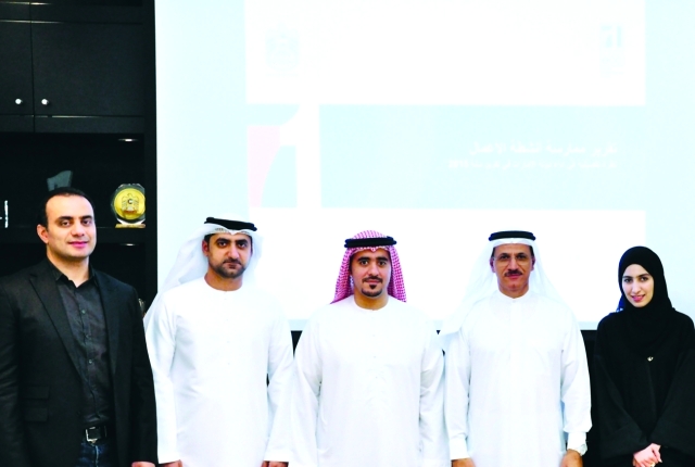 "وزير الاقتصاد مع فريق الأمانة العامة لمجلس الإمارات للتنافسية من المصدر"