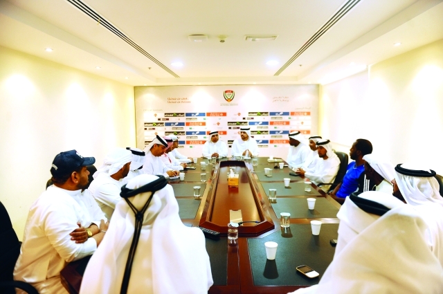 "جانب من الاجتماع بين اتحاد الكرة وروابط المشجعين\tالبيان"