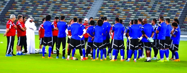 "مهدي علي يتحدث إلى لاعبي المنتخب البيان"