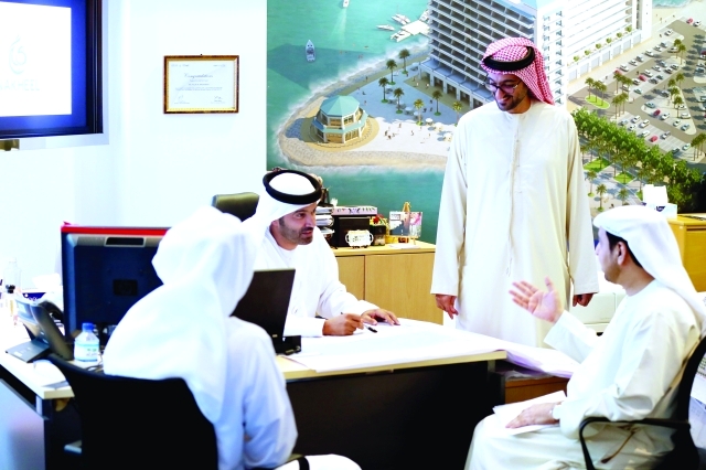 "مواطنون يستكملون إجراءات حجز المحال التجارية في مشروع السوق الليلي"