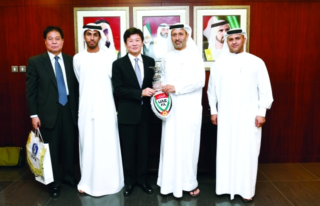 "السركال يتبادل الدروع مع رئيس الاتحاد الكوري البيان"