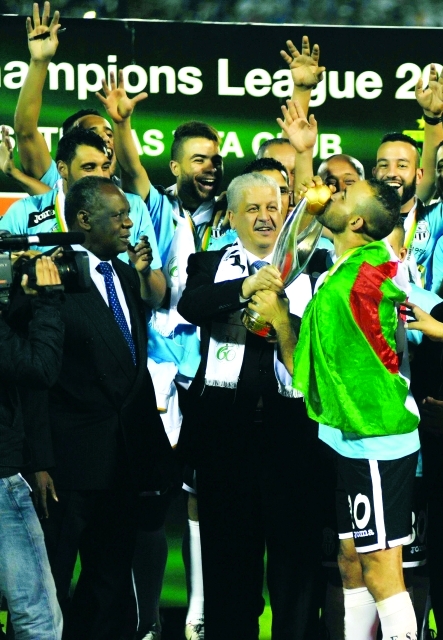 "فريد ميلولي يقبل الكأس بحضور الوزير الأول عبد المالك سيلال وعيسى حياتو إي بي أي"