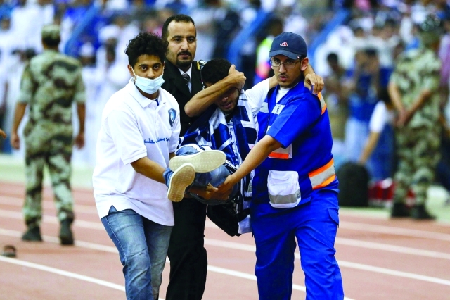 "مشجع هلالي يحمله رجال الإسعاف بعد المباراة\t إي بي أي"