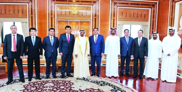 "حميد النعيمي خلال استقبال المشاركين في المنتدى بحضور ولي العهد\t \t وام"