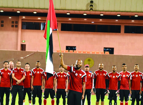 "إسماعيل مطر ونجوم المنتخب يرددون النشيد الوطني احتفالاً بيوم العلم تصوير- هشام تيكنوين"