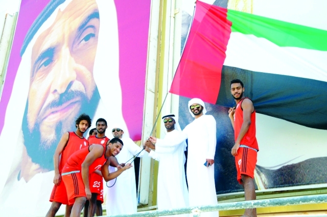 "لاعبو الوحدة يرفعون علم البلاد الغالي"