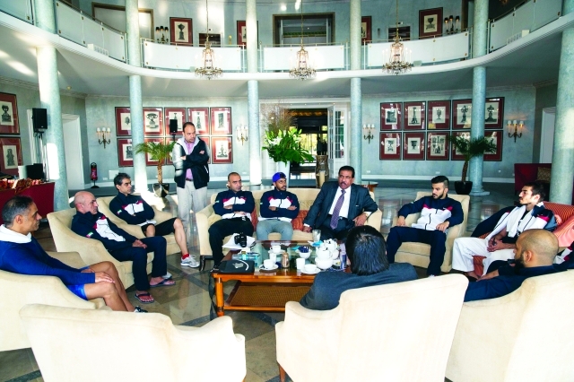 "الرزوقي يتحدث إلى لاعبي المنتخب قبيل خوض المنافسات البيان"