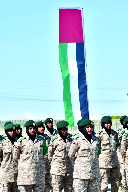 "بنات الوطن لدى رفع علم الإمارات"