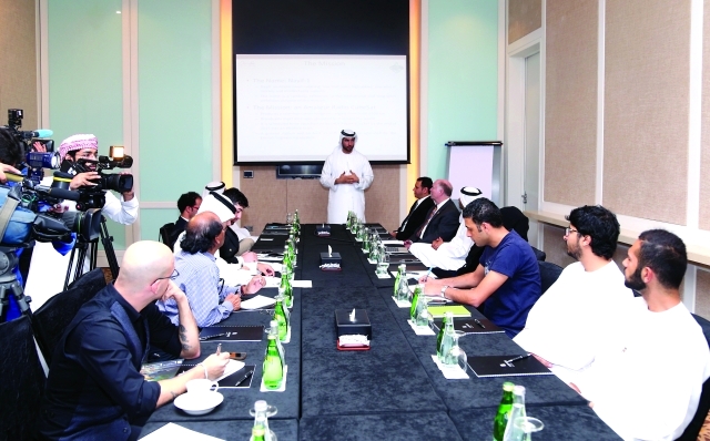 "إبراهيم القاسمي يستعرض مواصفات القمر الجديد \t تصوير ــ محمود الخطيب"