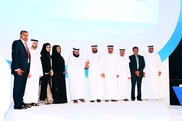 "عبدالله الشيباني يتوسط عدداً من المرشحين \t تصوير ــ زافير ويلسون"