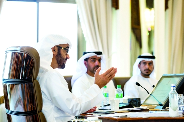 "ولي عهد أبوظبي خلال استعراض المشروعات بحضور حامد بن زايد وسلطان بن طحنون"