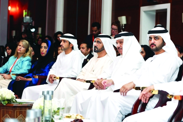 "محمد بن راشد خلال افتتاح المنتدى بحضور حمدان ومكتوم بن محمد وعبداللطيف الزياني ومنى المري تصوير - خليفة اليوسف"