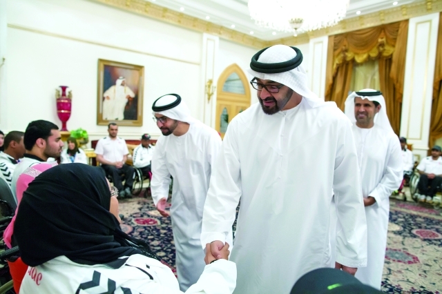"محمد بن زايد يصافح إحدى بطلات المنتخب بحضور حمدان بن زايد وام"