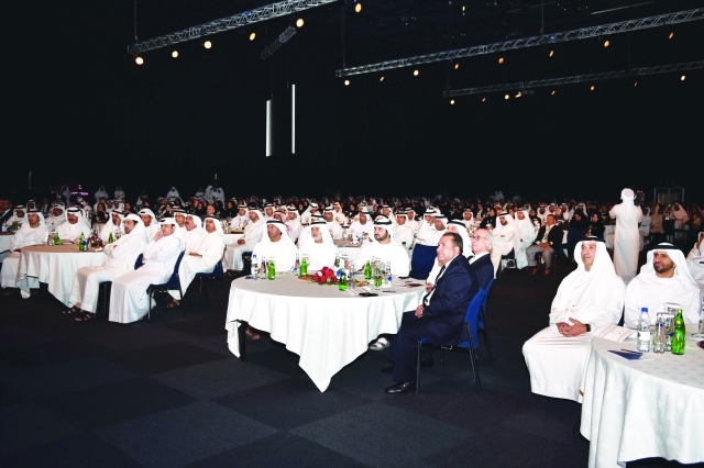 "مكتوم بن محمد خلال افتتاح المنتدى بحضور أحمد بن سعيد ونهيان بن مبارك وعبدالله الشيباني ومديري الدوائر وكبار المسؤولين\t   تصوير ـ محمد هشام وموهان"