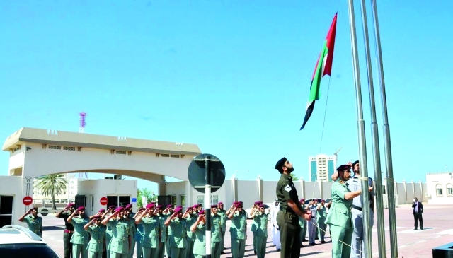 "قائد عام شرطة أم القيوين خلال رفع العلم"