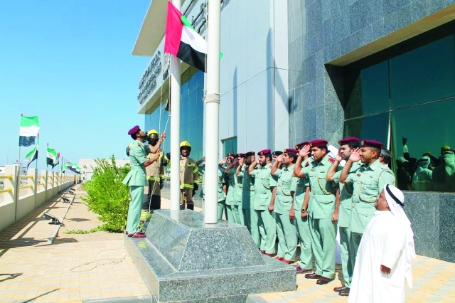 "رفع العلم في إدارة الدفاع المدني بأم القيوين \tمن المصدر"