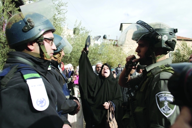 "فلسطينية غاضبة تصرخ في وجه جنود الاحتلال \tأ.ف.ب"