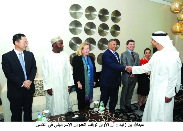 "..سموه يصافح السفراء\tوام"
