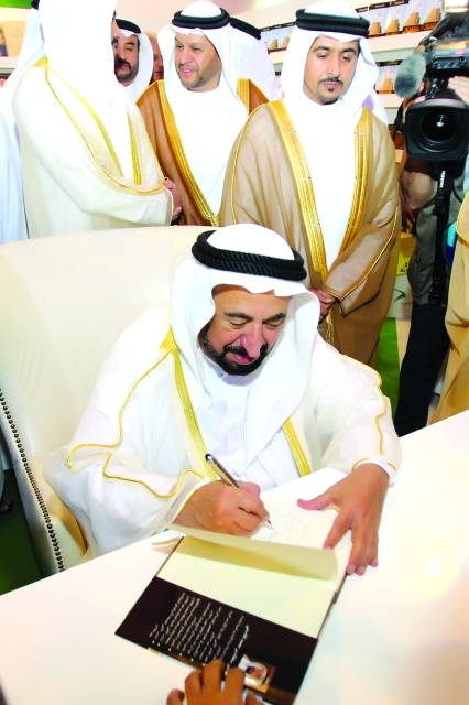 "سلطان القاسمي يوقع كتابه »تحت راية الاحتلال«"