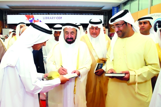 "سموه يهدي نسخاً من كتابه موقعة خلال المعرض"