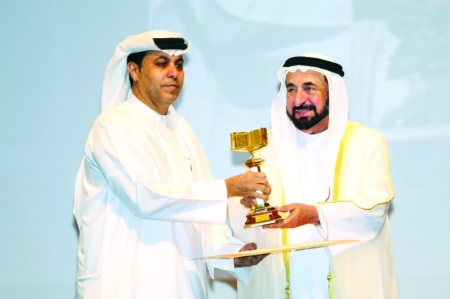 "حاكم الشارقة يكرم ظاعن شاهين"