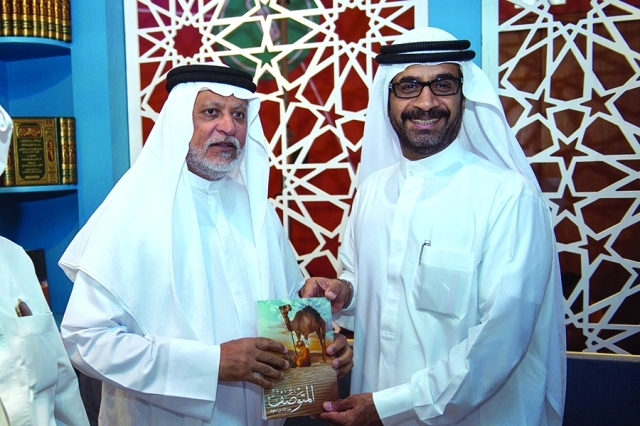 "عبدالله حمدان يهدي نسخة من الكتاب إلى المستشار إبراهيم بوملحة"