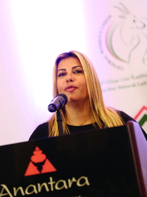 "لارا صوايا تتحدث في بداية المؤتمر"
