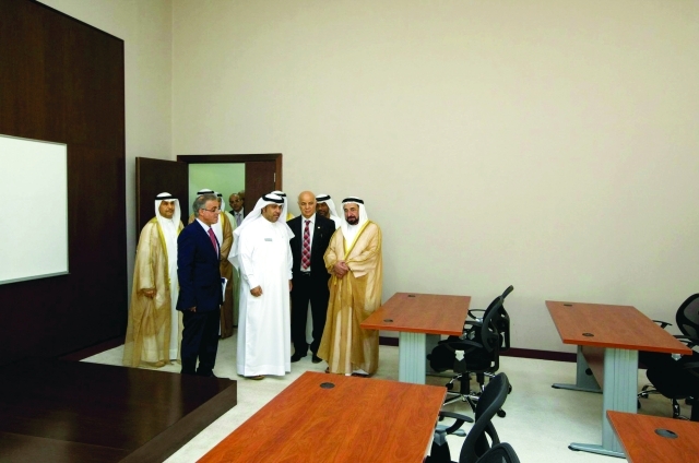 "سموه يتجول داخل المركز"