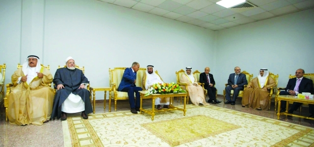 "سموه يتجول داخل المركز"