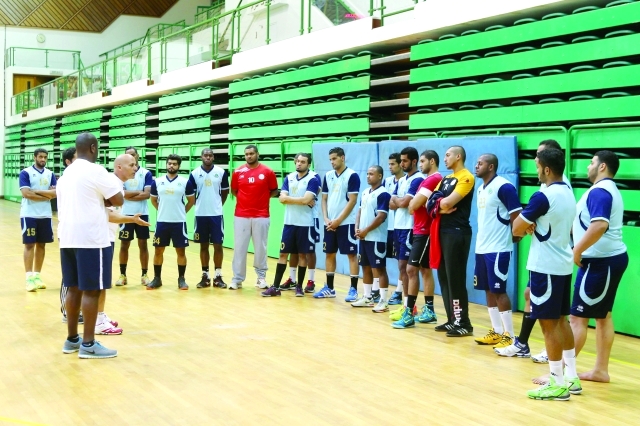 "مدرب المنتخب يلقي على لاعبيه تعليماته قبل المران \t البيان"